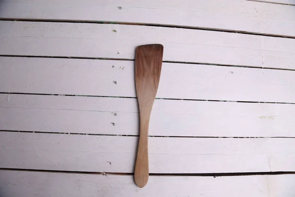 白い木製の表面に木製のスプーンのクローズアップショット — ストック写真