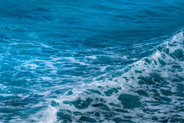 Повітряний Постріл Штормових Хвиль Океану Підсвічується Світлом Заходу Сонця — стокове фото
