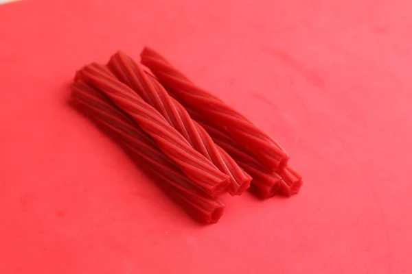Detailní Záběr Sladké Červené Gumy Lékořice Růžovém Pozadí — Stock fotografie