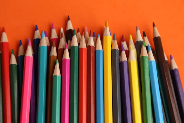 Les Crayons Colorés Sur Surface Orange — Photo