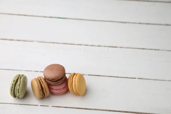 Detailní Záběr Lahodných Sladkých Macaronů Dřevěném Povrchu — Stock fotografie