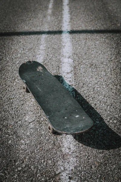 Vertical Shot Old Black Skateboard Concrete Ground — Stock Photo, Image