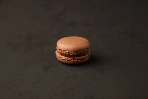 Zoete Chocolade Macaron Geïsoleerd Een Zwarte Achtergrond — Stockfoto