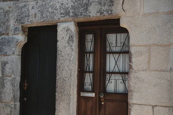 Portekiz Antika Bir Taş Binanın Eski Kapılarının Yakın Plan Çekimi — Stok fotoğraf