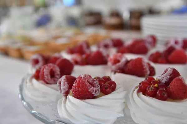 Gros Plan Dessert Avec Des Framboises Sur Table — Photo