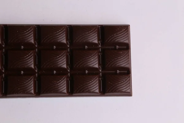 Een Close Shot Van Een Reep Pure Chocolade Geïsoleerd Een — Stockfoto