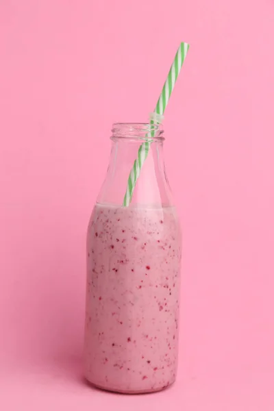 Eine Vertikale Aufnahme Eines Erdbeer Smoothies Einer Flasche Mit Grünem — Stockfoto