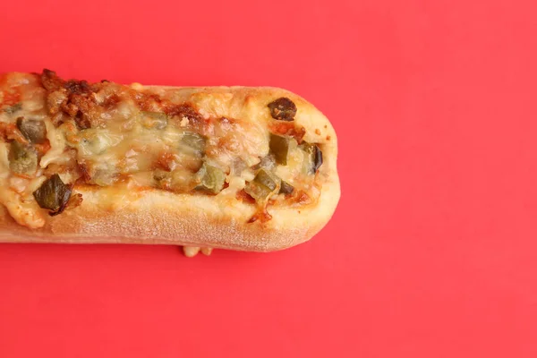 用奶酪和胡椒制作的新鲜美味的自制热狗特写镜头 — 图库照片
