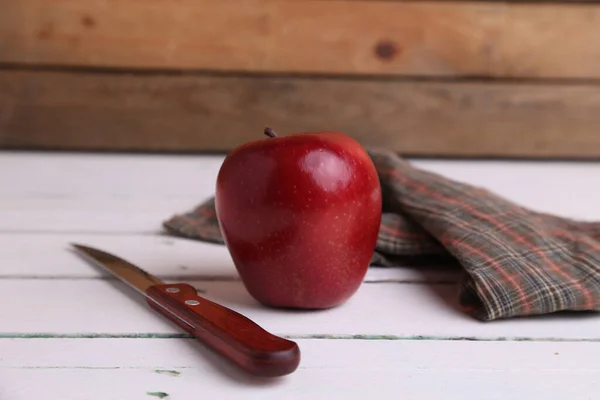 Gros Plan Une Pomme Rouge Côté Couteau — Photo