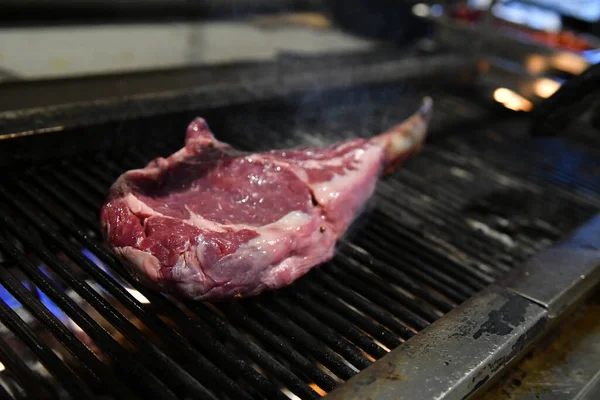 Gros Plan Délicieux Steak Étant Fait Sur Gril — Photo