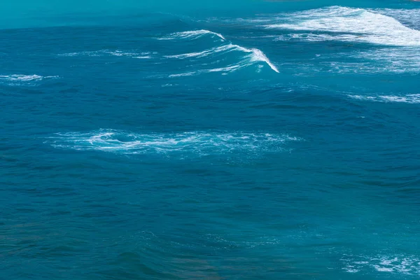 Cliché Aérien Des Vagues Orageuses Océan Rétroéclairé Par Lumière Soleil — Photo