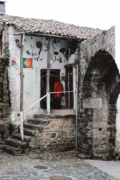 Tiro Vertical Edifício Antigo Portugal Bandeira Outros Objetos Parede — Fotografia de Stock