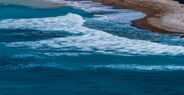 Tiro Aéreo Ondas Oceano Tempestuoso Retroiluminado Pela Luz Sol Poente — Fotografia de Stock