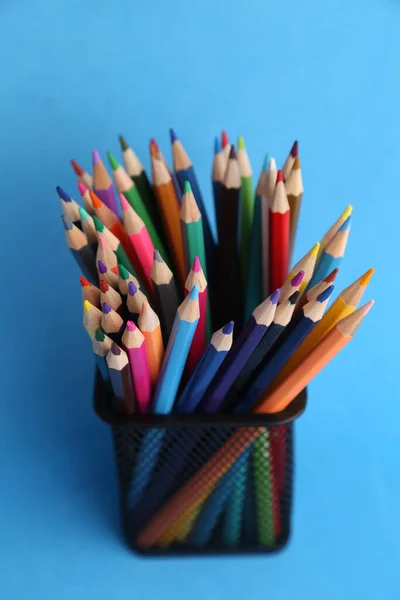 파란색 배경에 홀더에 연필의 클로즈업 — 스톡 사진