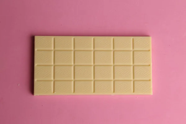 Uma Vista Superior Uma Barra Chocolate Branco Isolado Fundo Rosa — Fotografia de Stock