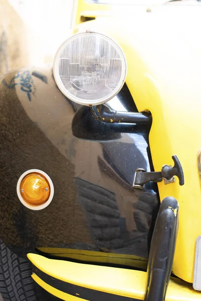 Detailní Záběr Předního Pravého Bočního Reflektoru Černého Žlutého Brouka — Stock fotografie