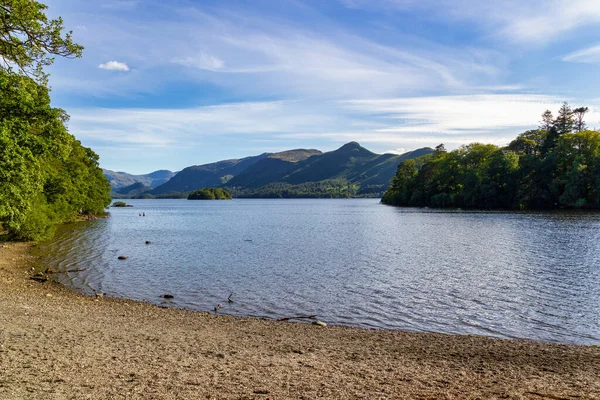 Derwentwater Břeh Jezera Pokrytý Stromy Pod Krásnou Azurovou Oblohou — Stock fotografie