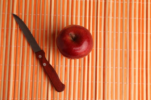 Plan Plat Une Pomme Rouge Couteau Sur Une Surface Orange — Photo