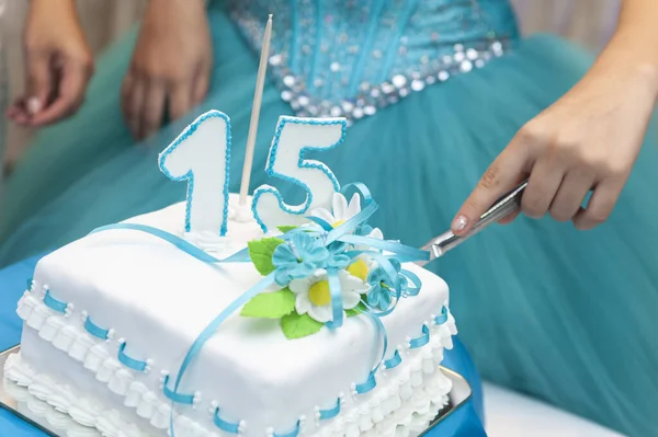 女性の手のクローズアップショット誕生日ケーキを切断します — ストック写真