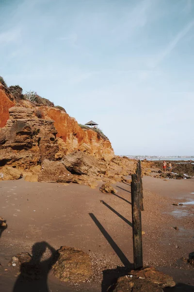 Μια Κάθετη Βολή Από Βράχια Στην Παραλία — Φωτογραφία Αρχείου
