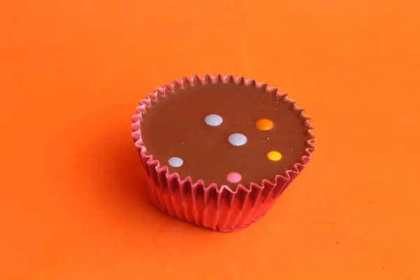 Primer Plano Una Magdalena Chocolate Con Espolvoreos Colores Aislados Sobre — Foto de Stock