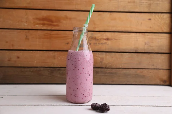 Ein Frischer Beeren Smoothie Einer Dekorativen Glasflasche Auf Einem Holzgrund — Stockfoto