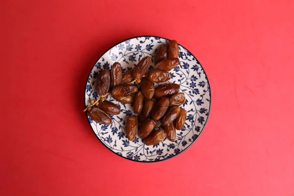 Top View Plate Filled Dates Red Background — Stock Photo, Image