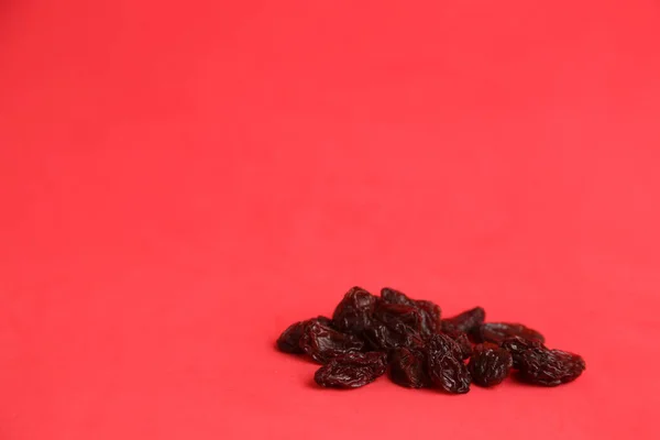 Selective Focus Shot Pile Dried Raisins Isolated Blue Background — Stock Photo, Image