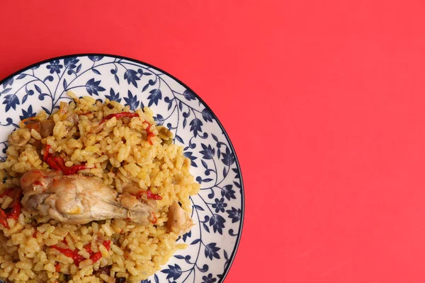 Крупный План Тарелки Вкусного Риса Курицей — стоковое фото
