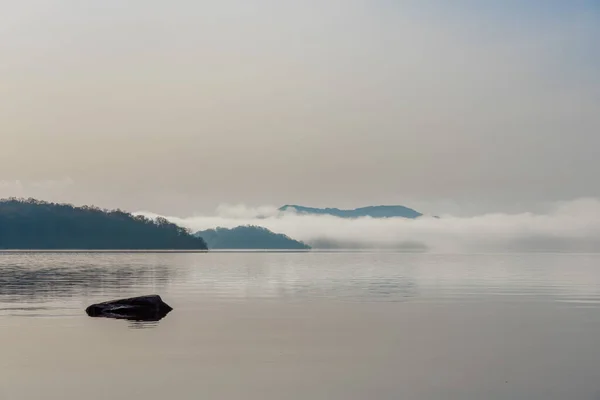 Hermoso Paisaje Niebla Niebla Sobre Lago Lomond Escocia —  Fotos de Stock