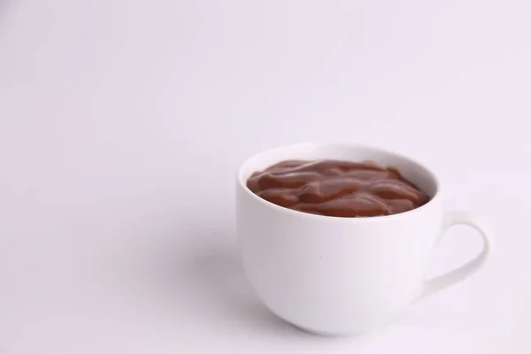 白い表面にホットチョコレートドリンクのカップのクローズアップ — ストック写真