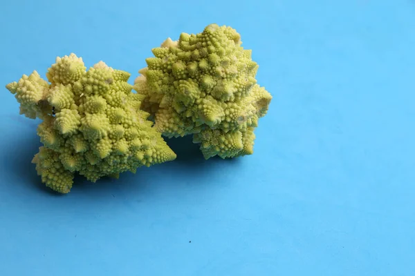 Eine Aufnahme Aus Dem Hochwinkel Von Frischen Brokkoli Stücken Isoliert — Stockfoto