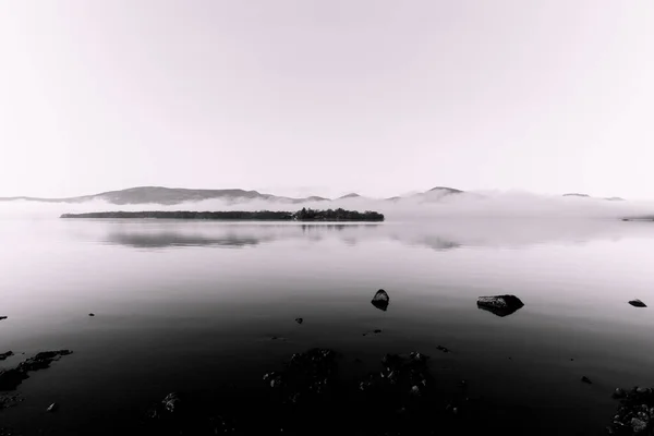 Een Grijze Scheut Mist Mist Boven Het Loch Lomond Schotland — Stockfoto