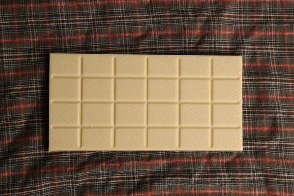 Egy Közelkép Fehér Csokoládé Tablettáról Egy Szalvétára Asztalon — Stock Fotó