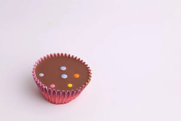 Primer Plano Vista Superior Delicioso Cupcake Chocolate Una Superficie Blanca — Foto de Stock