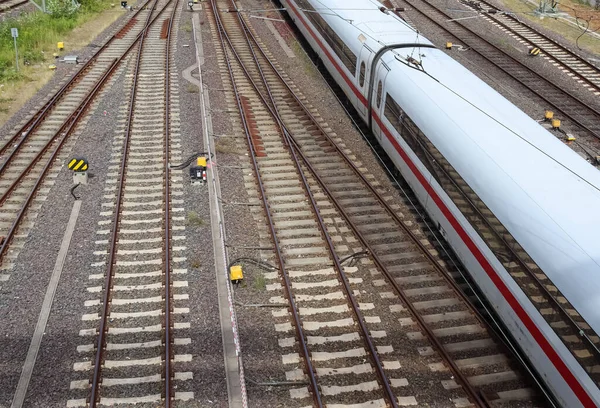 ドイツの駅で撮影された列車と線路の高角度ショット — ストック写真