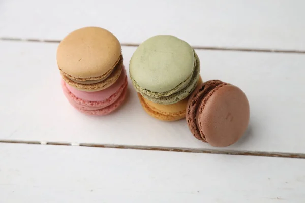 Eine Aufnahme Einiger Köstlicher Und Farbenfroher Macarons Isoliert Auf Einer — Stockfoto