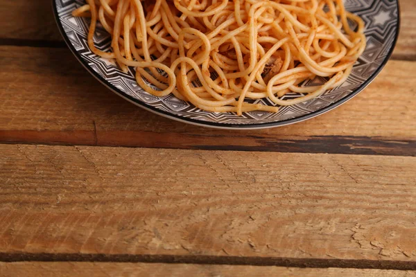 Ένα Κοντινό Πλάνο Νόστιμα Noodles Ένα Πιάτο Μια Ξύλινη Επιφάνεια — Φωτογραφία Αρχείου