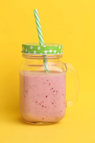 Primer Plano Delicioso Batido Fresa Saludable Con Una Paja Rayas — Foto de Stock