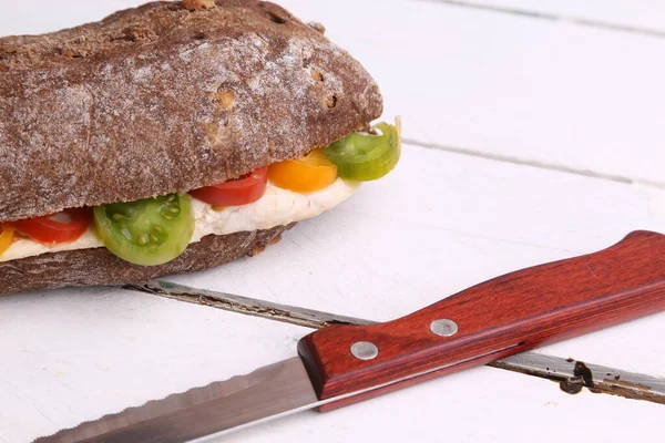 Close Sanduíche Com Pão Integral Peito Frango Tomate Cereja Uma — Fotografia de Stock