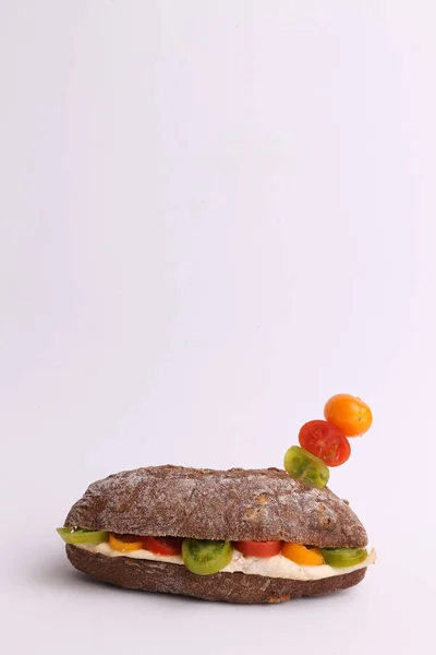 Вертикальний Знімок Бутерброд Курячими Грудьми Овочами Горіховому Хлібі Білому Тлі — стокове фото