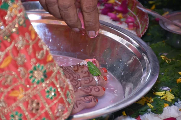 Närbild Dekorerade Fötter Indisk Brud Medan Traditionell Ritual Utförs Bröllopet — Stockfoto