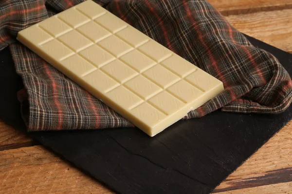 Primo Piano Una Tavoletta Cioccolato Bianco Tessuto — Foto Stock
