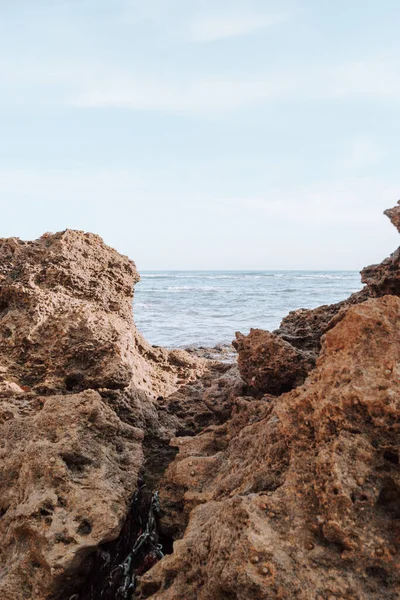 一个悬崖峭壁和大海的垂直镜头 — 图库照片