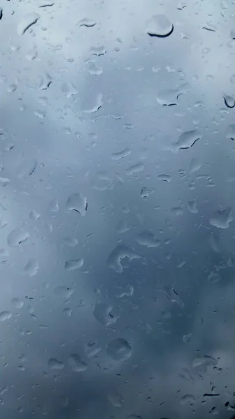 Függőleges Közelkép Esőcseppek Egy Üveg Tökéletes Esős Háttér — Stock Fotó