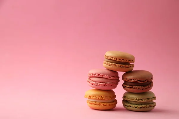 Closeup Shot Macaroons Different Flavors Pink Background — Stock Photo, Image