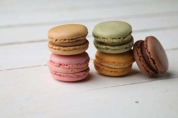 Doces Deliciosos Coloridos Biscoitos Macaroon Superfície Madeira — Fotografia de Stock