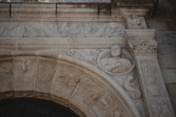 Nízký Úhel Záběru Staré Kamenné Budovy Vyřezávanými Detaily Portugalsku — Stock fotografie