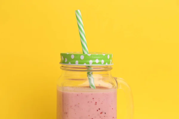 Eine Nahaufnahme Eines Erdbeer Smoothies Einem Ästhetisch Niedlichen Einmachglas Becher — Stockfoto