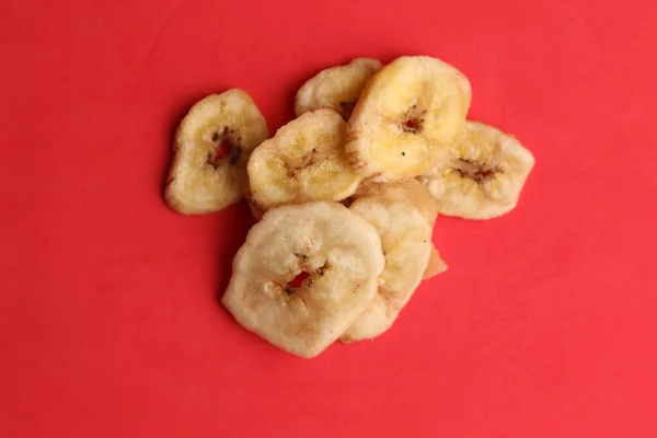 Górny Wgląd Stosu Suszonych Plasterków Banana Czerwonym Tle — Zdjęcie stockowe
